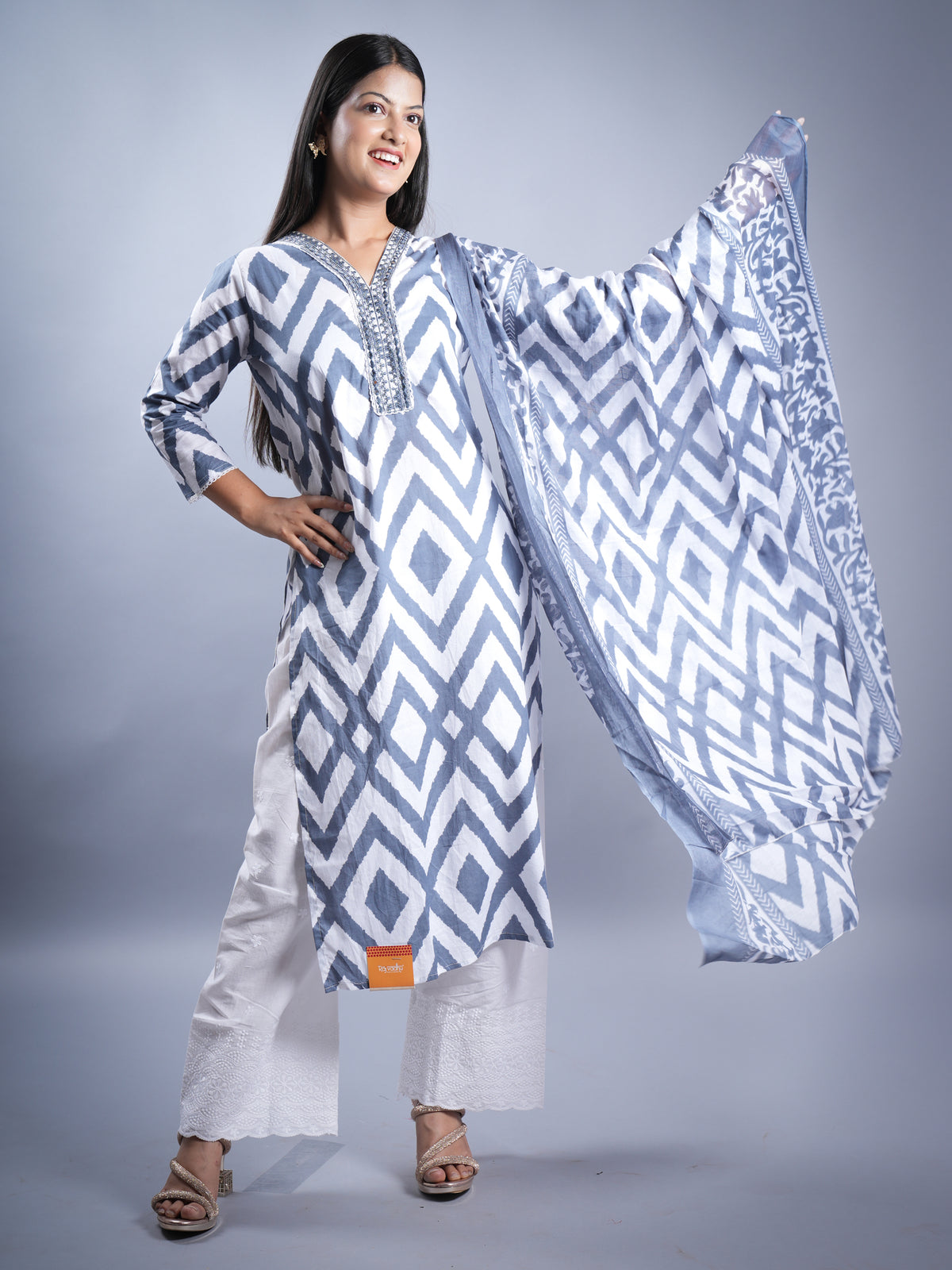 WHITE COLOUR V NECK COTTON WITH CHICKENKARI BOTTOM 3 PCS SET